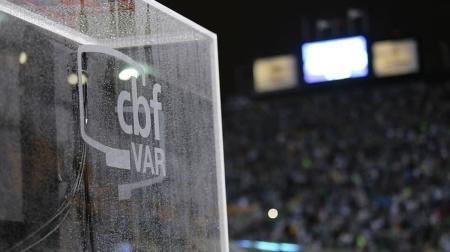 Utilização do VAR no Brasil não convence torcedores de justiça no futebol