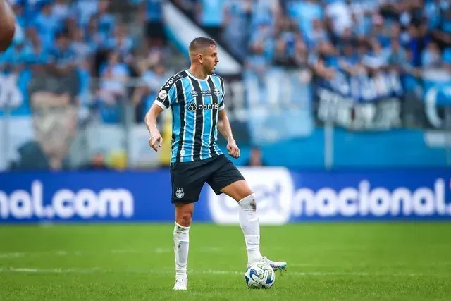 Grêmio renova contrato com jogador até 2025