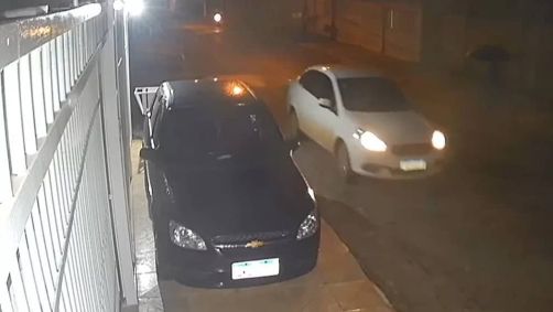 Imagens mostram o carro de uma das suspeita rondando a casa da vítima antes e no dia do crime