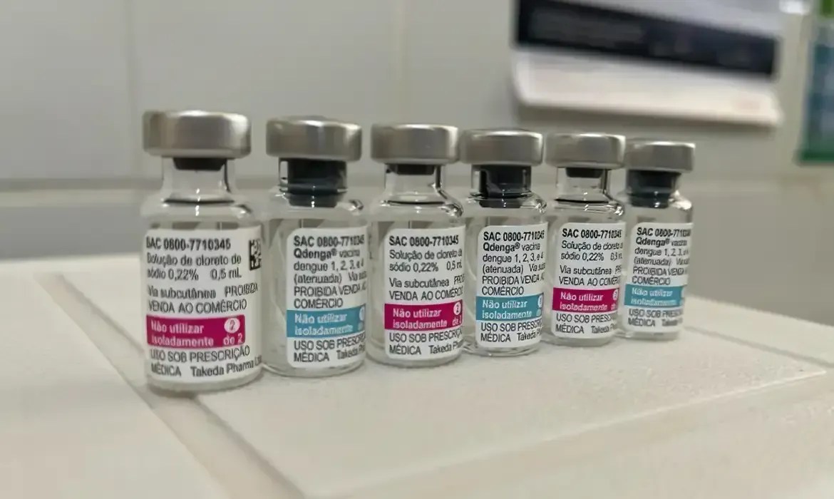 Vacinação da dengue: MG e SP são os estados com maior número de doses prestes a vencer, indica ministra