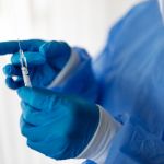 Oito em cada dez pessoas com HIV  no Brasil não estão vacinadas contra mpox, aponta estudo