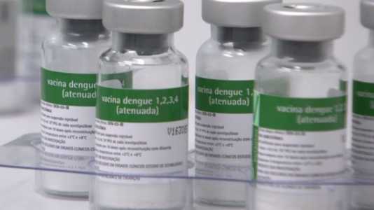 Foto mostra frascos da vacina contra a dengue