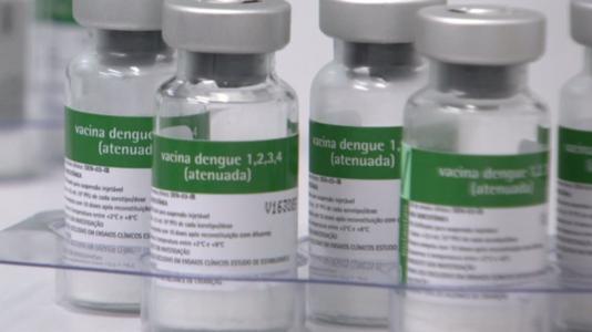 Foto mostra frascos da vacina contra a dengue