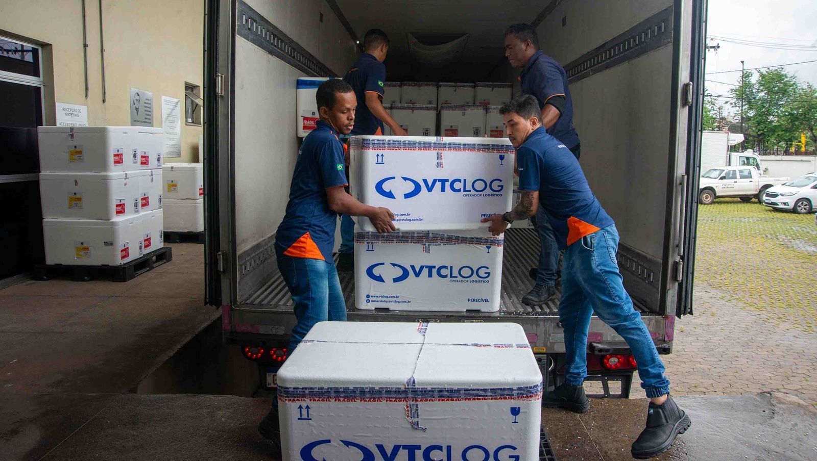 MG recebe quase 80 mil vacinas contra a dengue para imunizar crianças de 10 e 11 anos