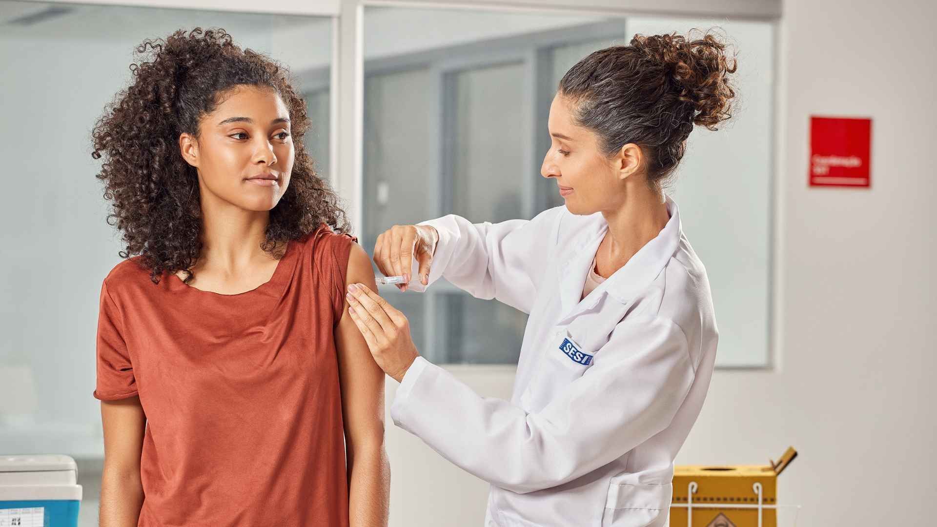 Vacinação nas empresas: 'Estratégia que gera engajamento', diz especialista