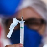 Vacina contra dengue chega ao SUS em fevereiro, e especialista crê que adolescentes devem recebê-la primeiro