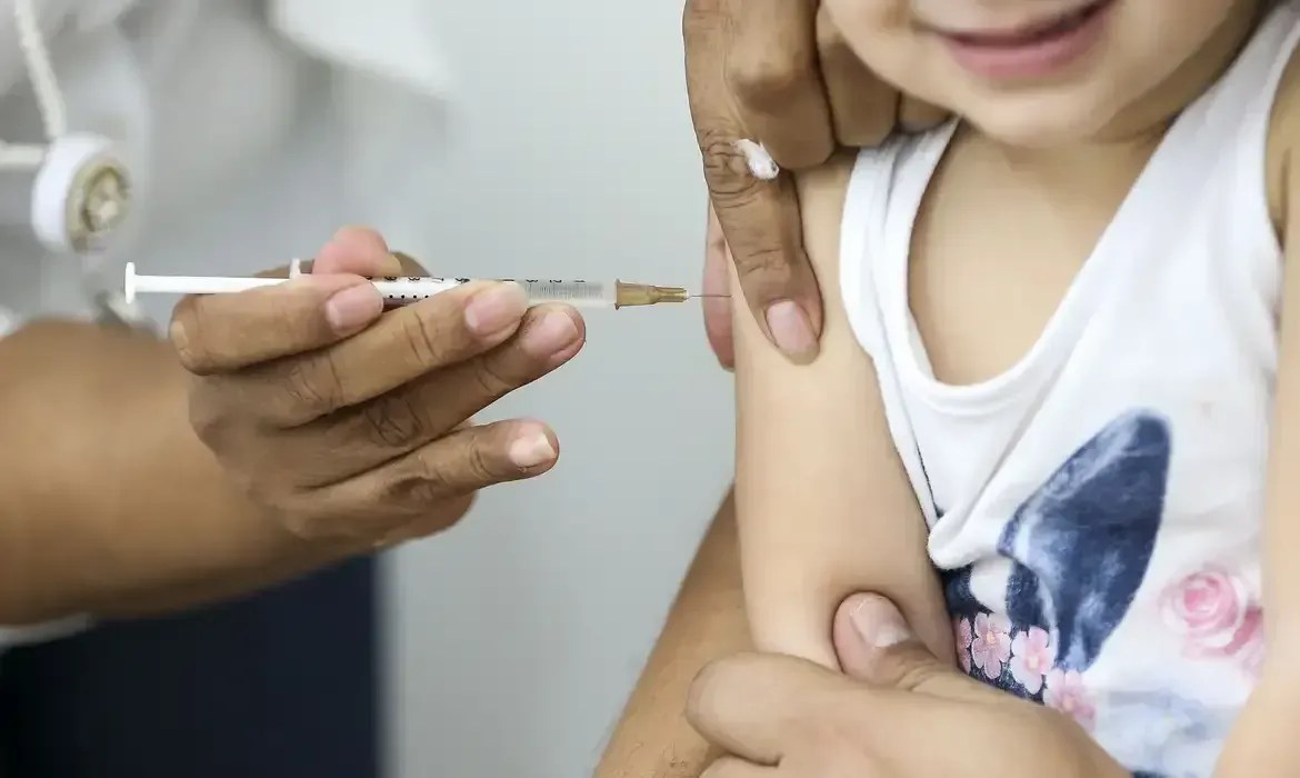 Qdenga: ministério da Saúde priorizará vacinação de crianças e adolescentes de 6 a 16 anos contra a dengue