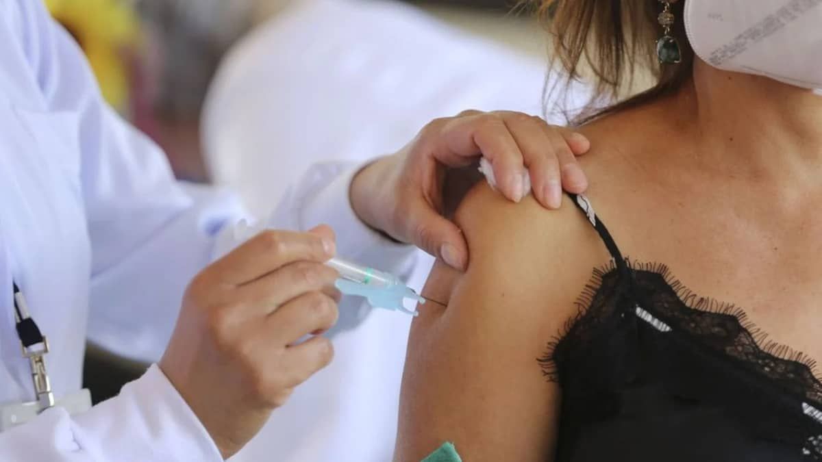 'Vacinação é estratégia de saúde coletiva e não individual’, diz infectologista ao criticar fala de Zema