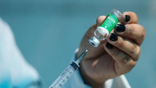 Vacinas contra a meningite, gripe e Covid-19 estão disponíveis na rede pública