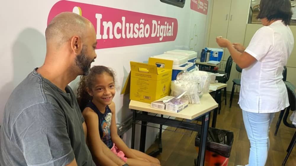 Campanha de Multivacinação: PBH disponibiliza Carreta de Inclusão Digital como ponto extra