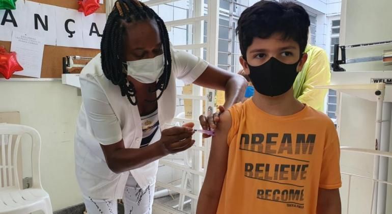 Veja lista de cidades mineiras que receberão vacina contra a dengue para crianças e adolescentes