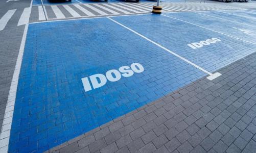 Foto mostra vaga exclusiva para idoso