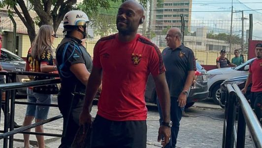 Vagner Love, atacante do Sport, na chegada ao estádio