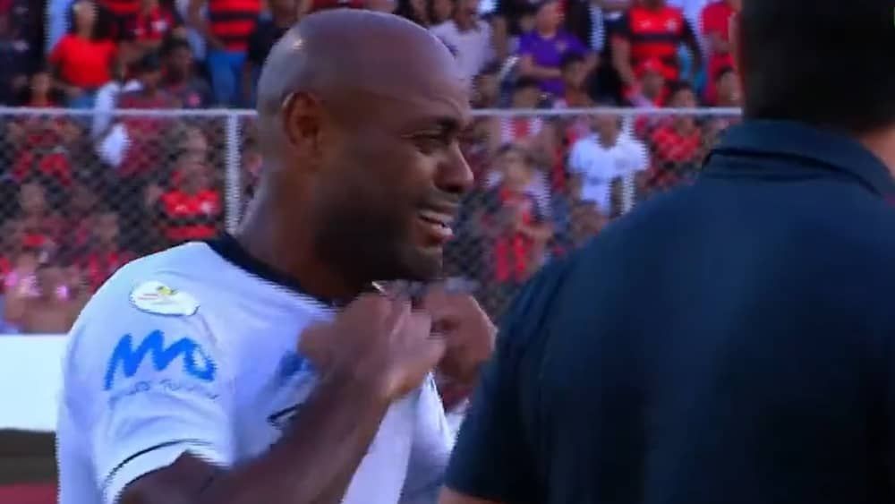 Machucado, Vagner Love chora ao ser substituído no Sport