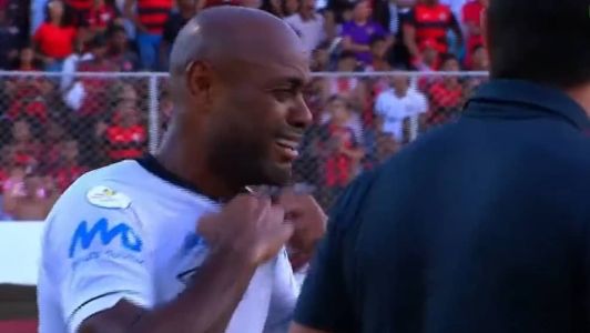 Vagner Love deixou o campo chorando