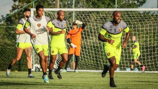 Vagner Love deverá ser mantido no time titular do Sport