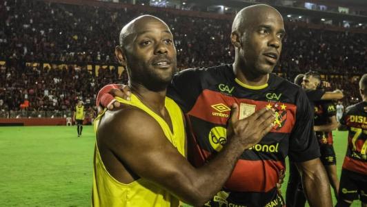 Vagner Love (E), ao lado de Fabinho, vive momento difícil no Sport