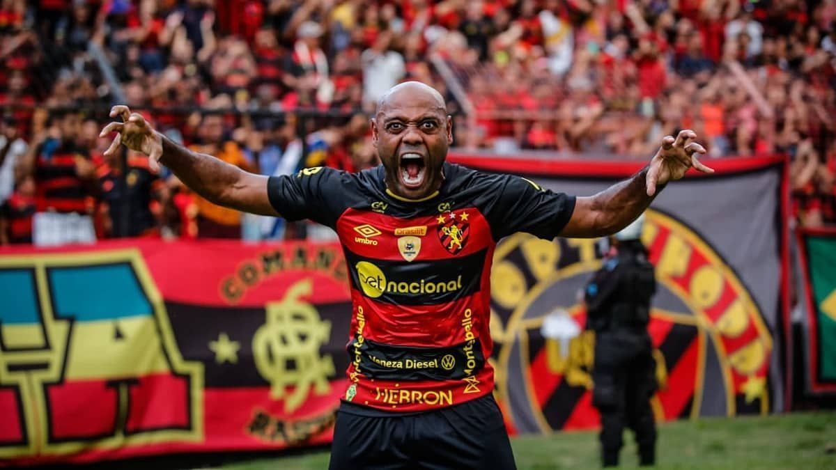Enderson Moreira sai da desconfiança à admiração a Vagner Love no Sport
