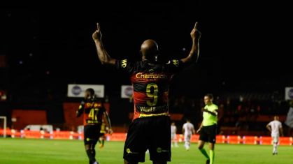 Vagner Love marcou o 20º gol na temporada