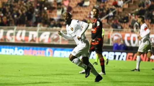 Vagner Love marcou o gol fo Sport no empate com o Itanuao