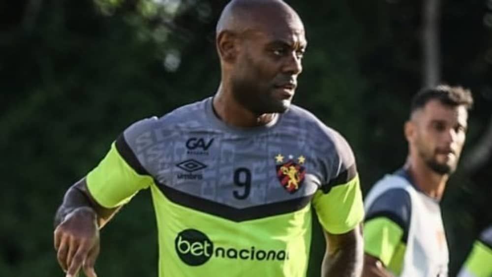 Vagner Love se pronuncia após ser hostilizado em aeroporto