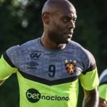 Vagner Love se pronuncia após ser hostilizado em aeroporto