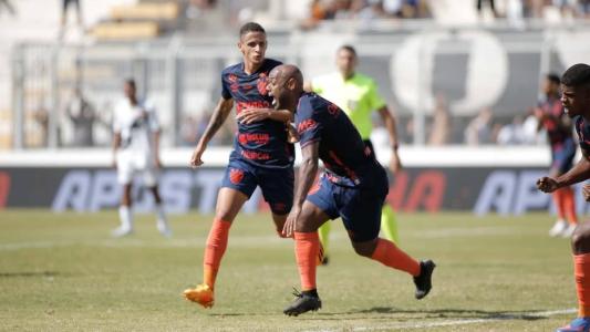 Vagner Love vibrou bastante com o gol marcado por Luciano Juba