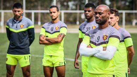 Vagner Love vive jejum de gols na Série B