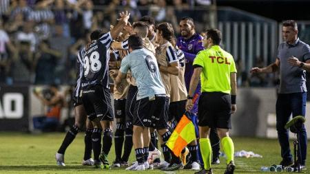 Vagner Mancini (à direita) observa jogadores do Ceará festejando gol contra o Londrina