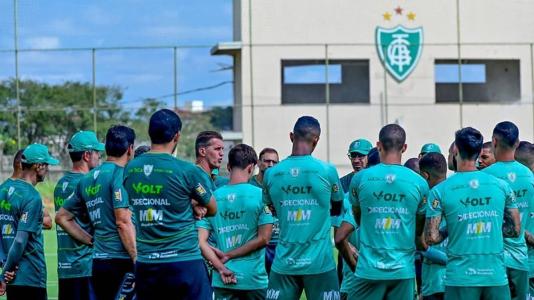 Vagner Mancini conversou com os jogadores antes de iniciar o treino neste domingo (26)