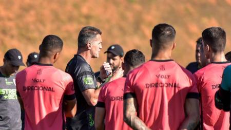 Vagner Mancini em conversa com os jogadores no CT Lanna Drumond