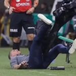 Fotógrafa flagra tombo de técnico do América em clássico com Atlético; assista 