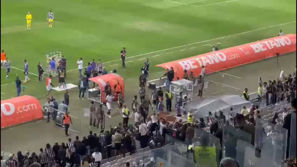 Torcida do Atlético protesta no Mineirão após derrota para o Corinthians