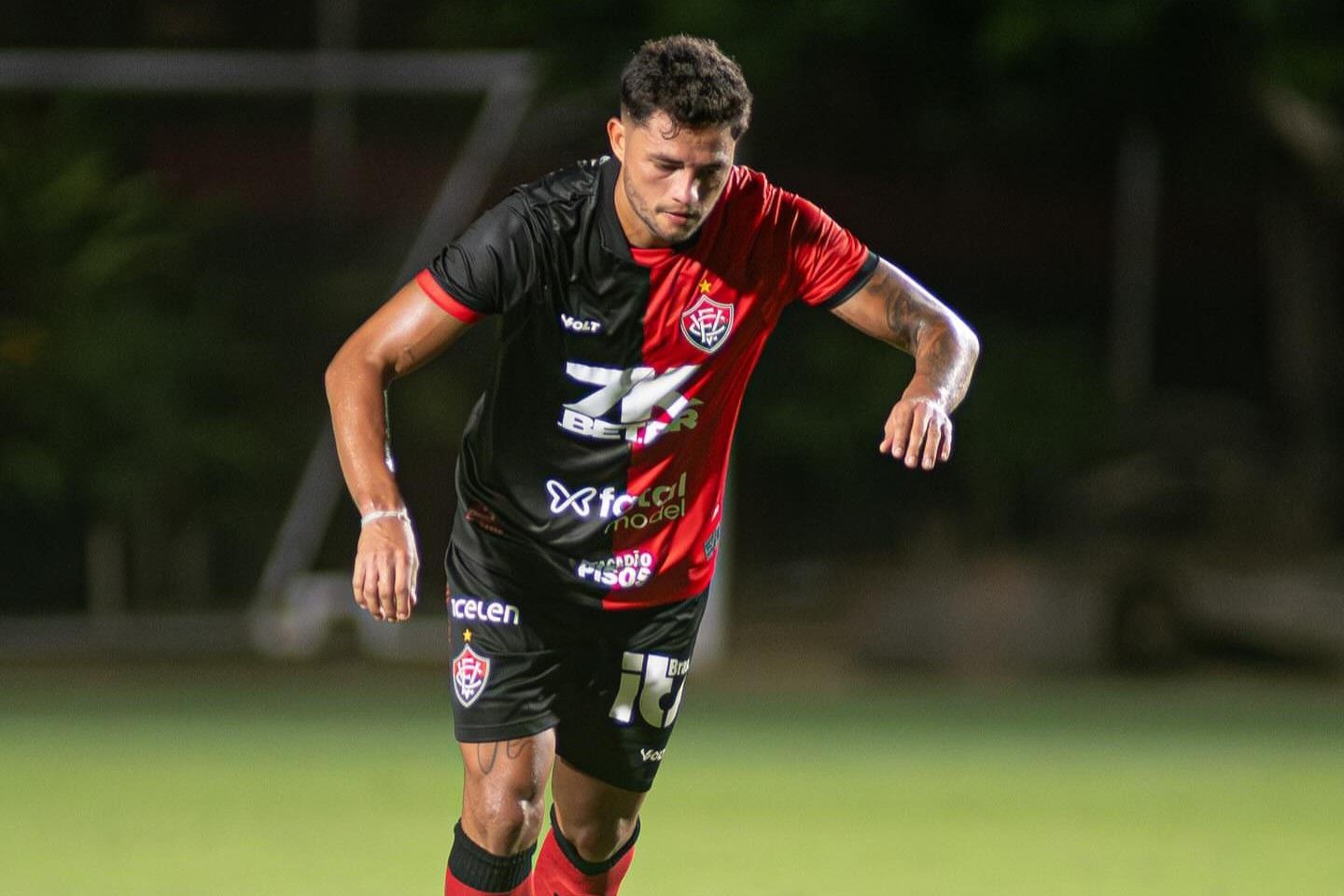 Após vice estadual, Vitória libera dois meias para deixar o clube