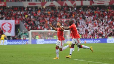 Valencia abriu o placar e Wanderson marcou o segundo no clássico