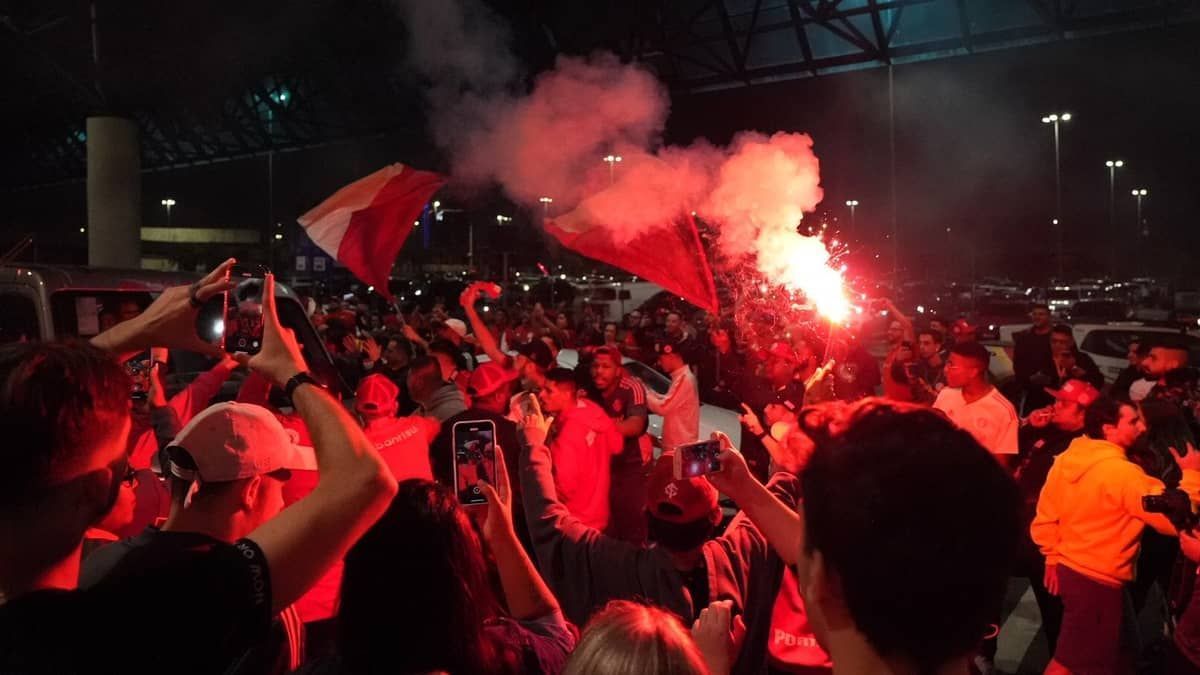 Enner Valencia desembarca em Porto Alegre com festa da torcida do Inter
