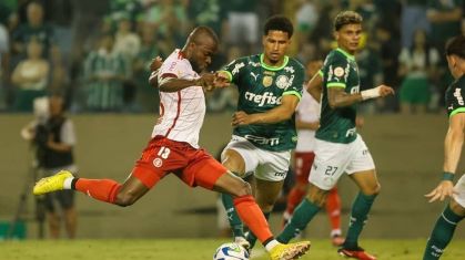 Valencia precisou deixar o gramado no segundo tempo da derrota para o Palmeiras por conta de desgaste