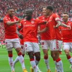 Inter divulga bastidores da vitória no Gre-Nal; Rochet com proteção na costela; veja