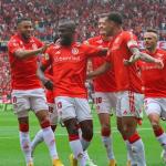 Inter divulga bastidores da vitória no Gre-Nal; Rochet com proteção na costela; veja