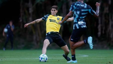Valentín Adamo, de colete amarelo, está à disposição para estrear no Botafogo