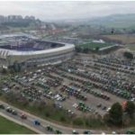 Agricultores protestam no estádio do Valladolid, cujo dono do clube é Ronaldo Fenômeno