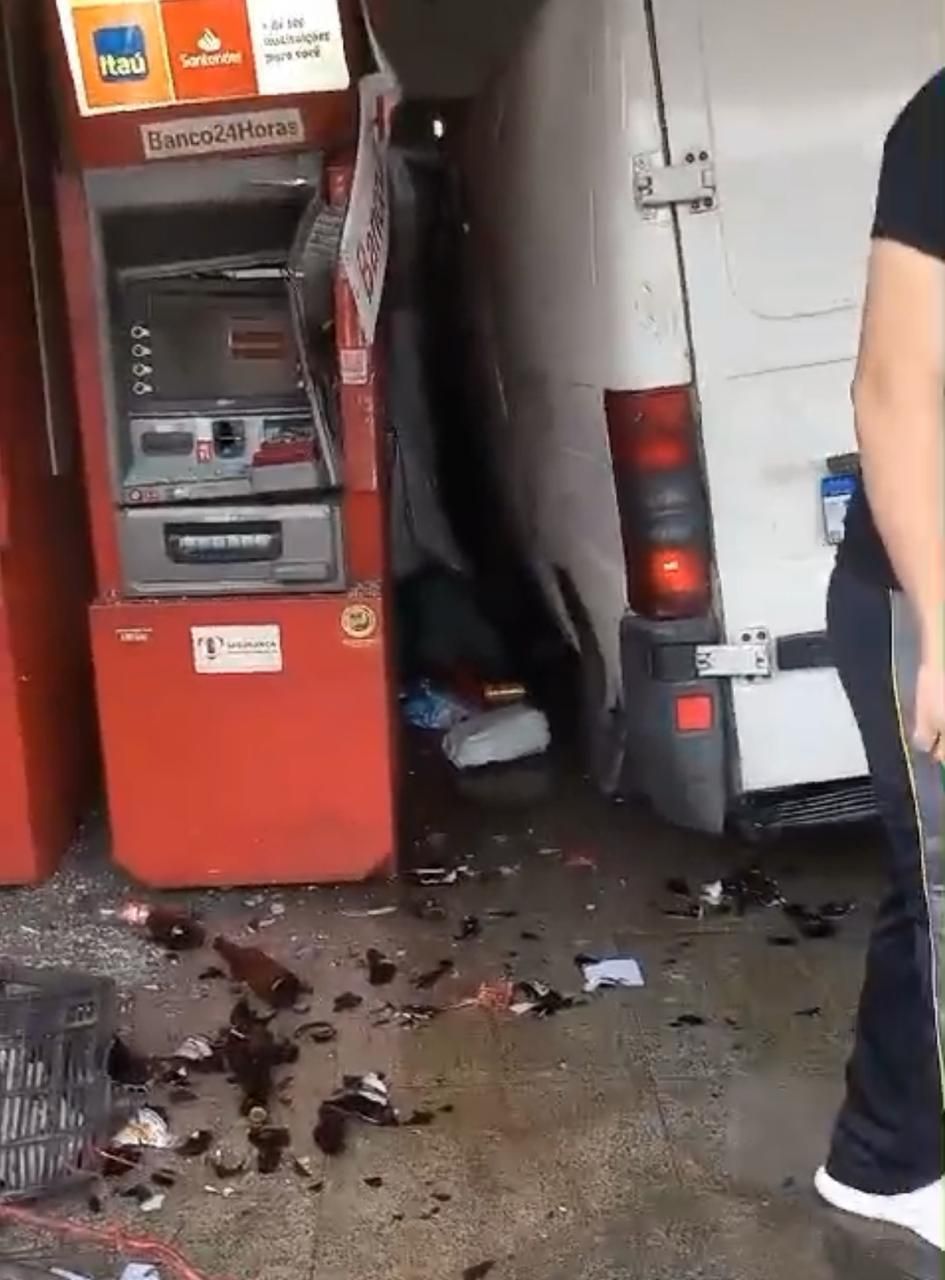 Vídeo: Van desgovernada invade Supermercado Dia, mata um e deixa outros oito feridos