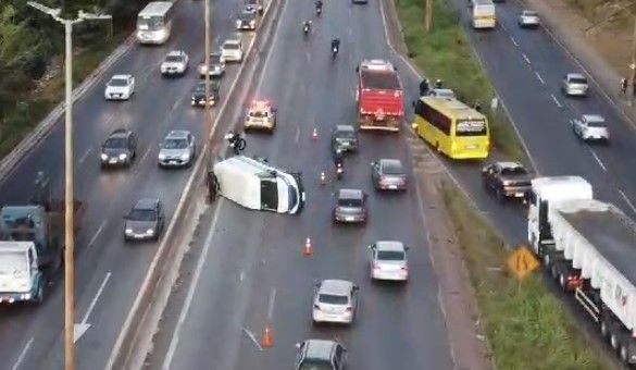 Vídeo: acidente com van trava o trânsito no Anel Rodoviário de BH