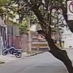Vídeo mostra van escolar que bateu em poste e caiu em barranco no Sion; assista 
