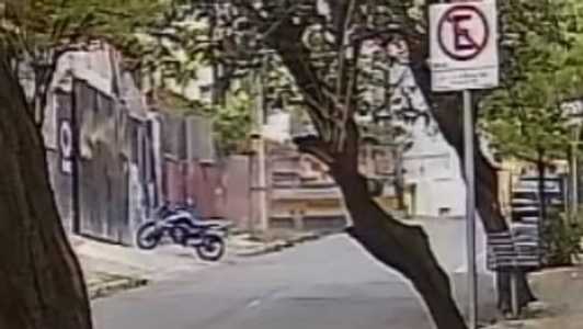 Van desce barranco após atingir poste