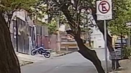 Van desce barranco após atingir poste