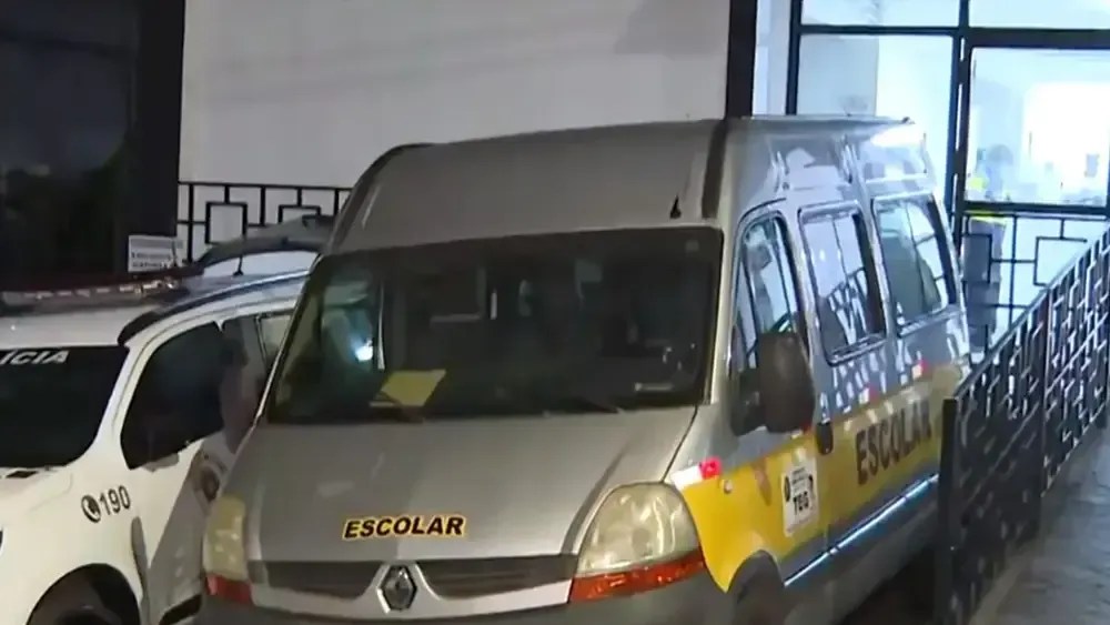 Criança esquecida na van: laudo policial conclui que menino morreu de desidratação
