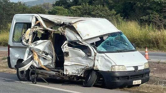 Van ficou destruída ao bater na traseira de um caminhão; duas pessoas ficaram feridas