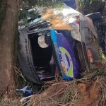 Van escolar que caiu em ribanceira estava com documentação irregular desde 2019