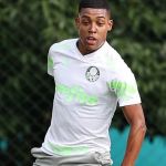 Lateral do Palmeiras entra na mira do Milan e é disputado por europeus, diz jornalista